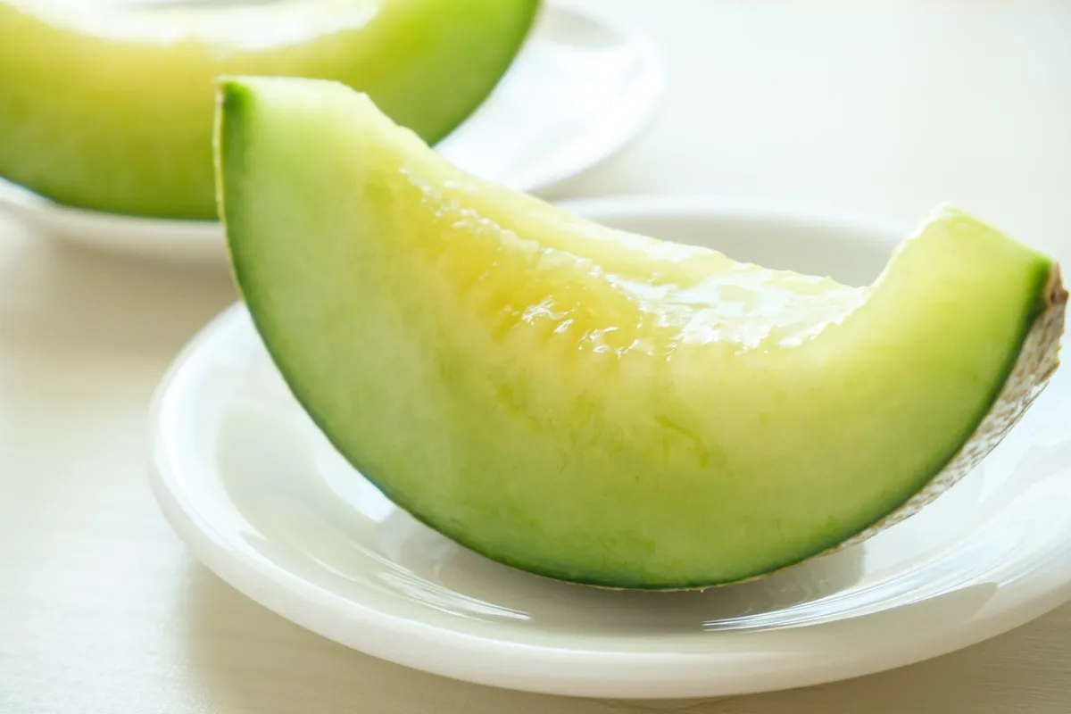 접시에 담긴 신선한 조각 메론
