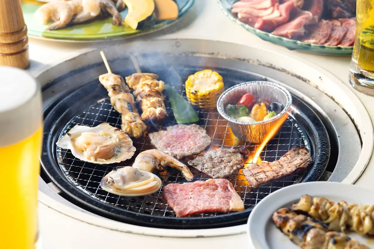 그릴 위에서 익어가는 각종 육류와 해산물 바비큐