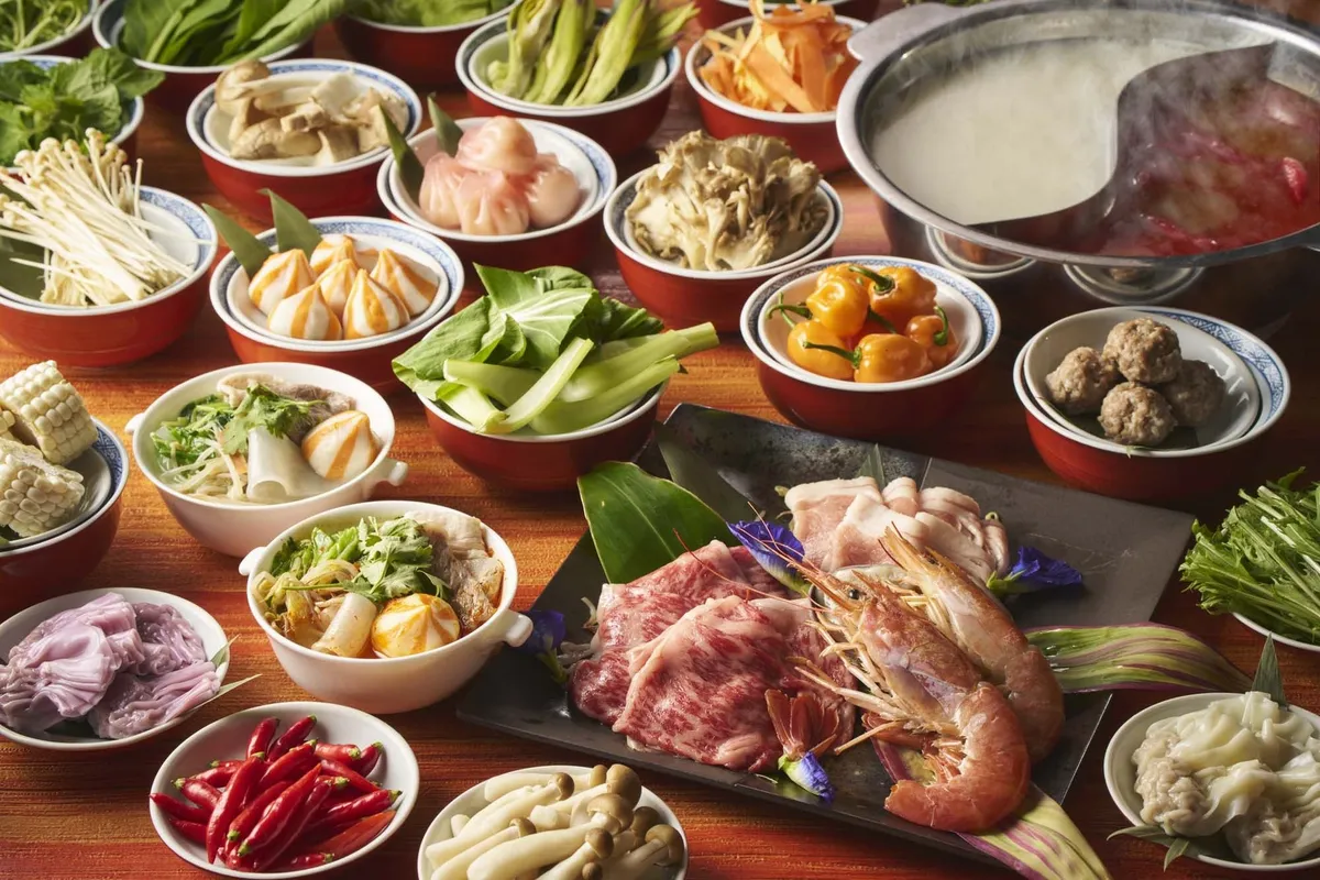 풍성한 식재료가 차려진 화궈 상차림