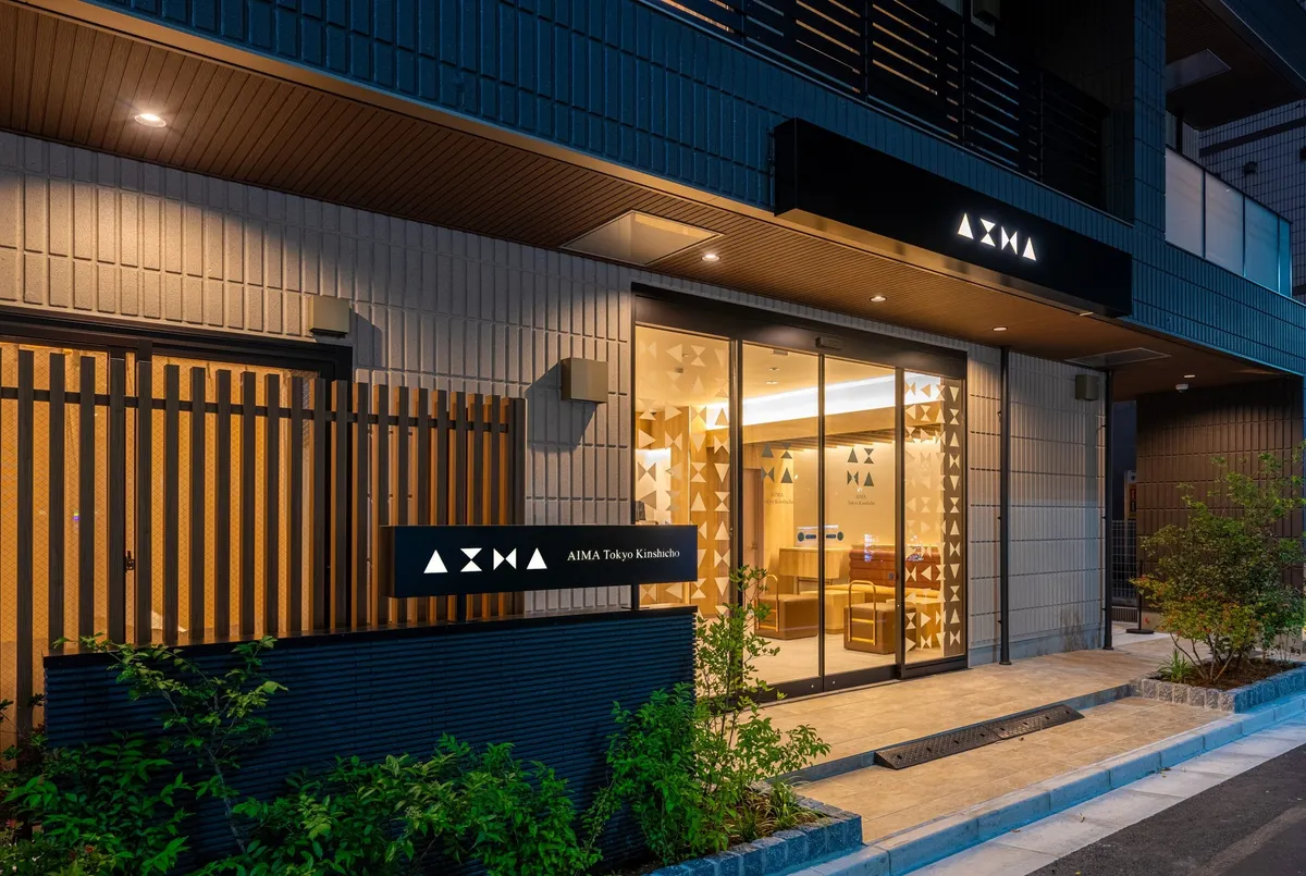 호텔 입구에 설치된 세련된 디자인의 AIMA Tokyo Kinshicho 로고 사인