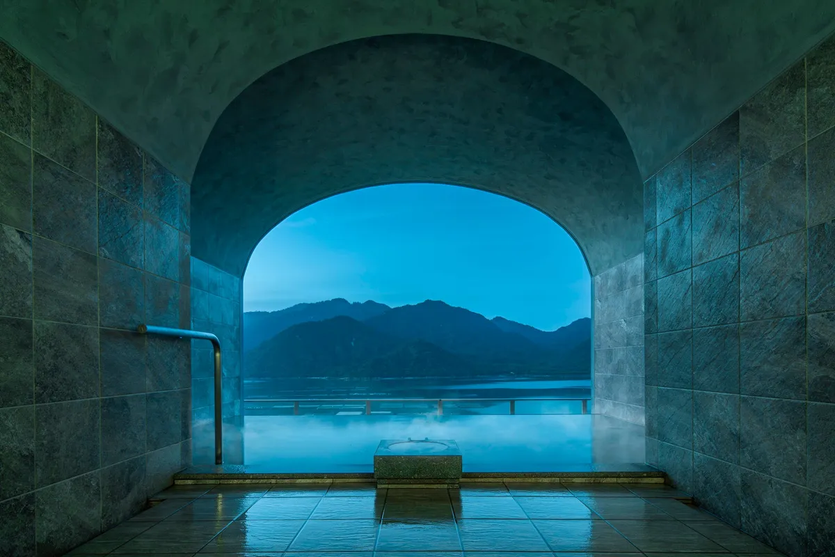 밤의 인피니티 온천 풍경