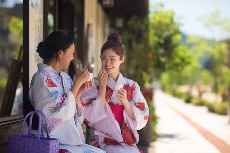 유카타 차림의 여성들