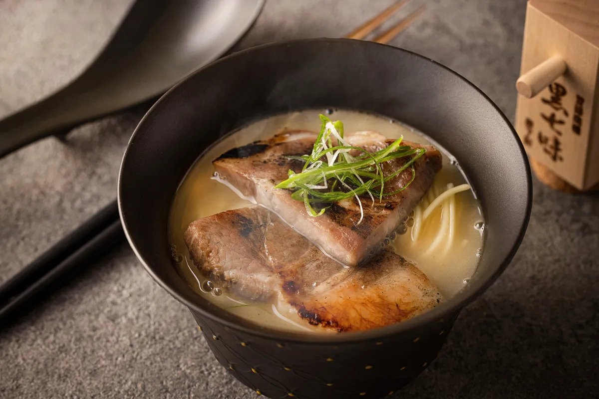 아리타야키 그릇에 담긴 라멘