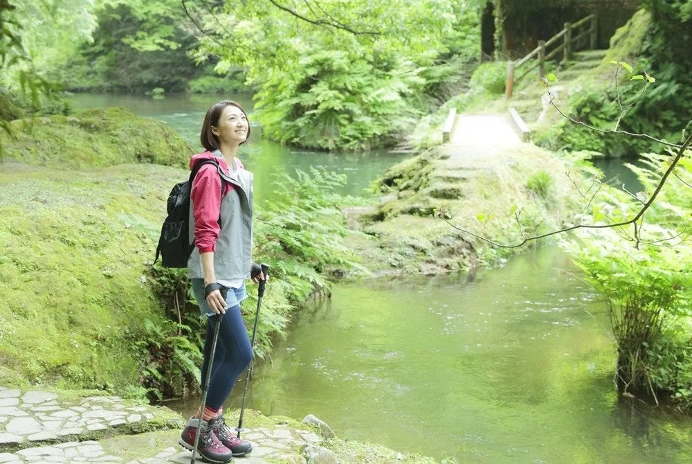 카쿠센케이 산책로를 걷는 여행객