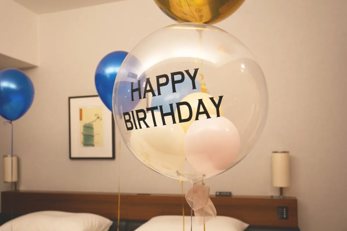 Happy Birthday 메시지가 적힌 투명한 벌룬 상세 컷