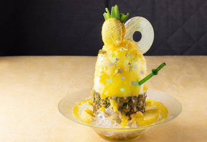 The HIDEYOSHI pineapple kakigori with a candy katana