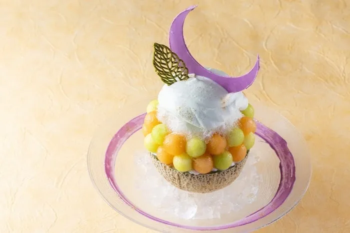 The IEYASU melon kakigori featuring a crescent moon