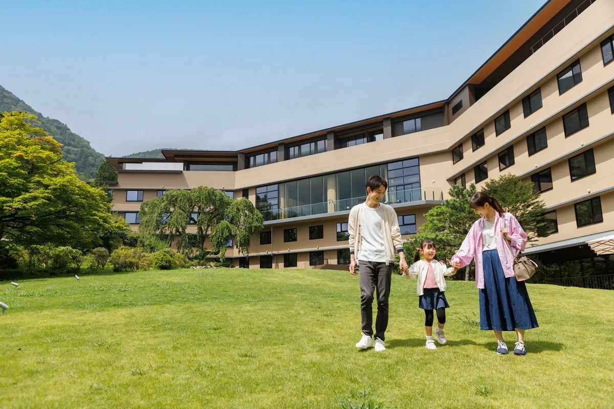 The exterior of Hakone Hotel Kowakien and its lawn