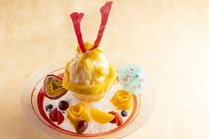 The NOBUNAGA mixed juice kakigori with red helmet accents