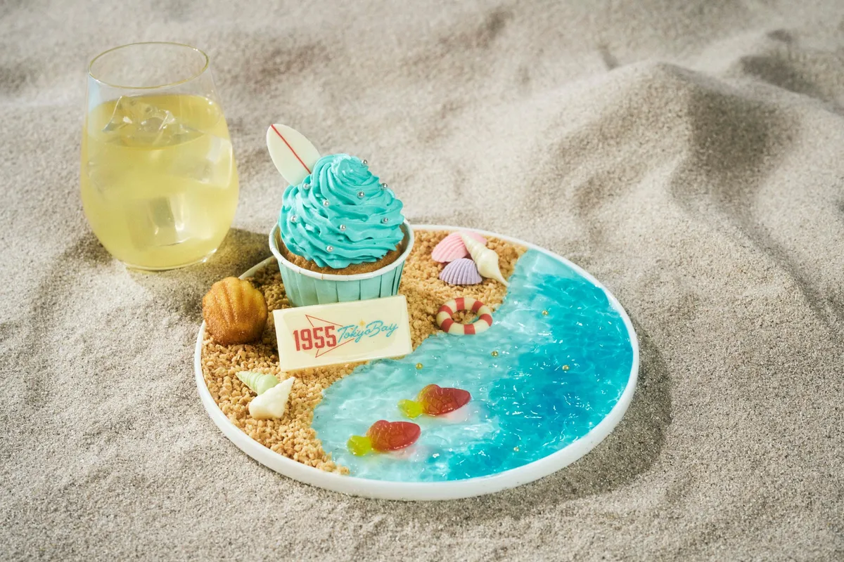 A themed dessert plate depicting a miniature beach scene
