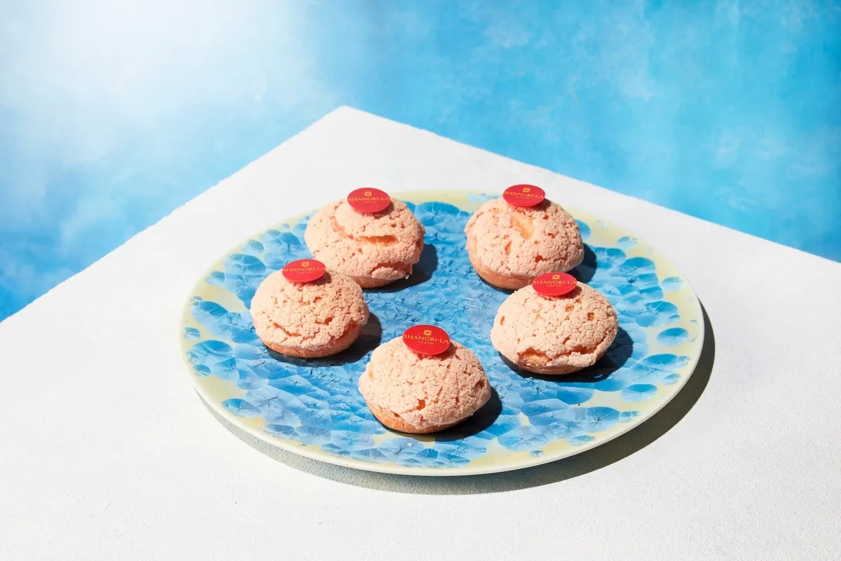 White peach cookie cream puffs