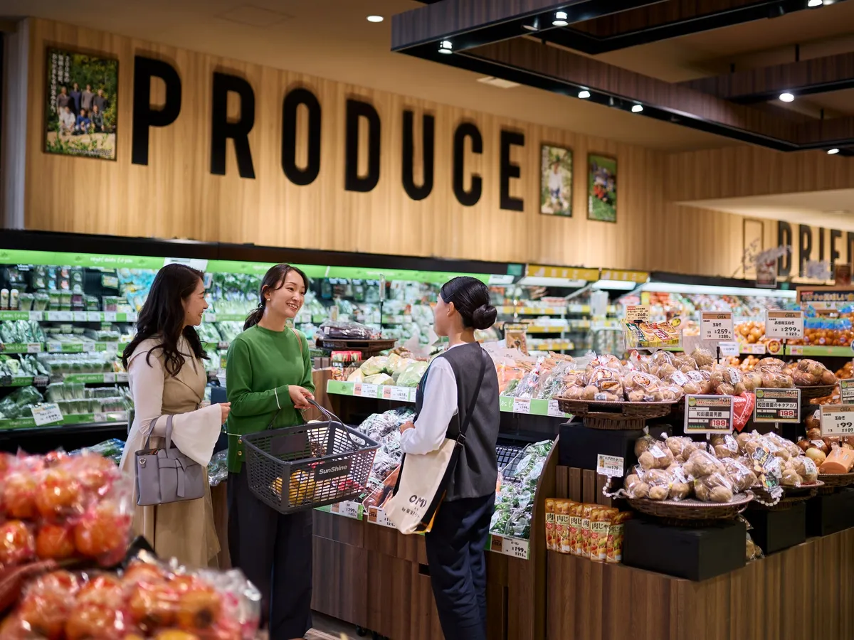 Guests on a supermarket tour