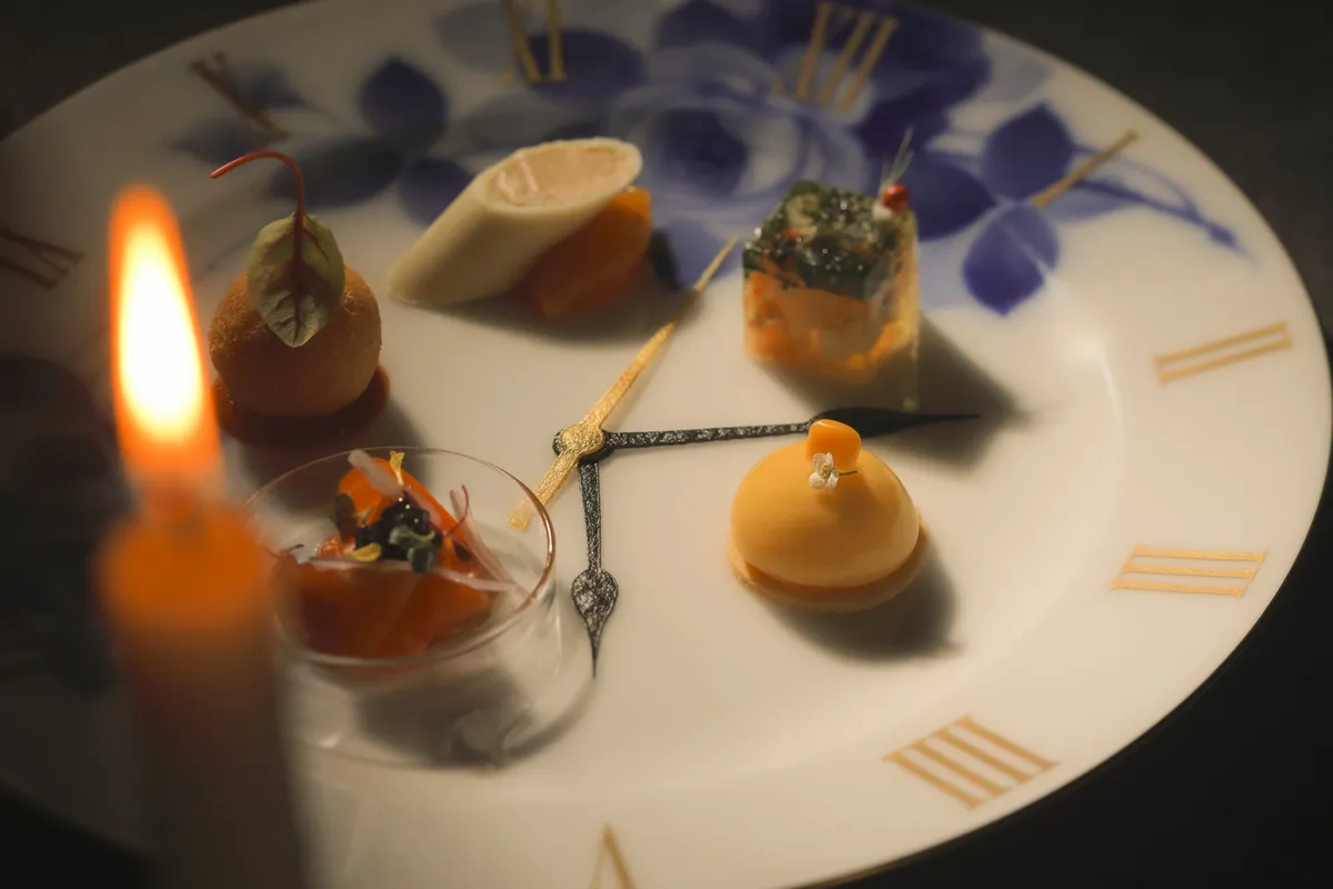 A dish from the Gastronomy Chronicle served on a clock-themed plate
