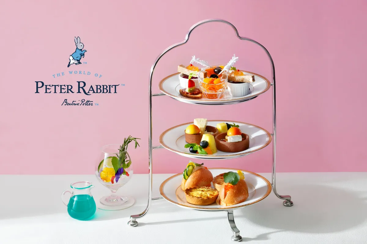 Peter Rabbit Dressy Apéro set with a blue cocktail