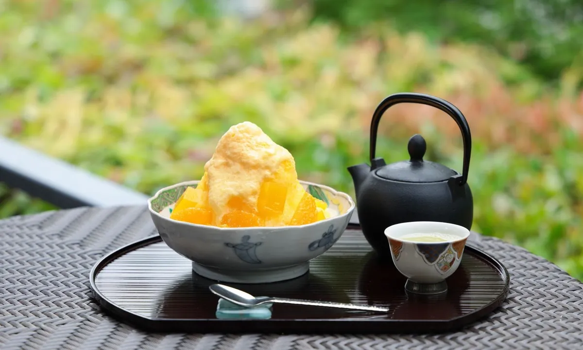 Mandarin and Yogurt Espuma shaved ice with tea