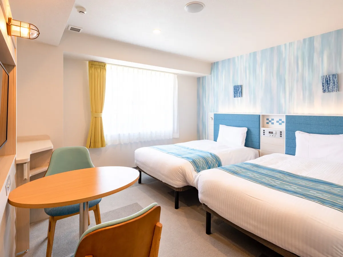 Twin guest room with blue aquatic accents