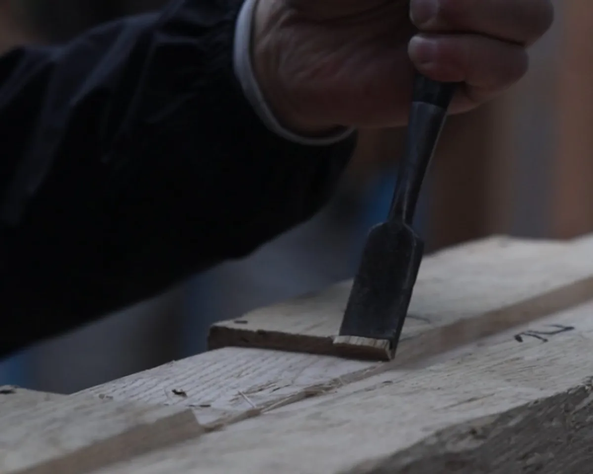 Artisan HISHIDA uses traditional tools for the project