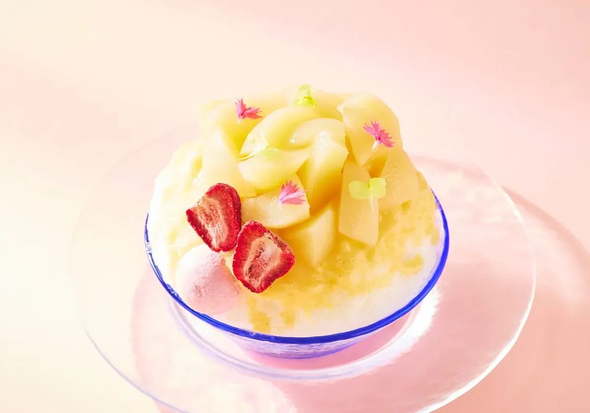 Arakawa Peach shaved ice with dried strawberries