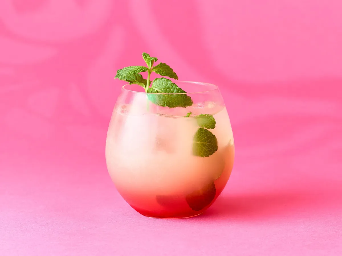 The MOMOmojito mocktail with fresh mint and lemon