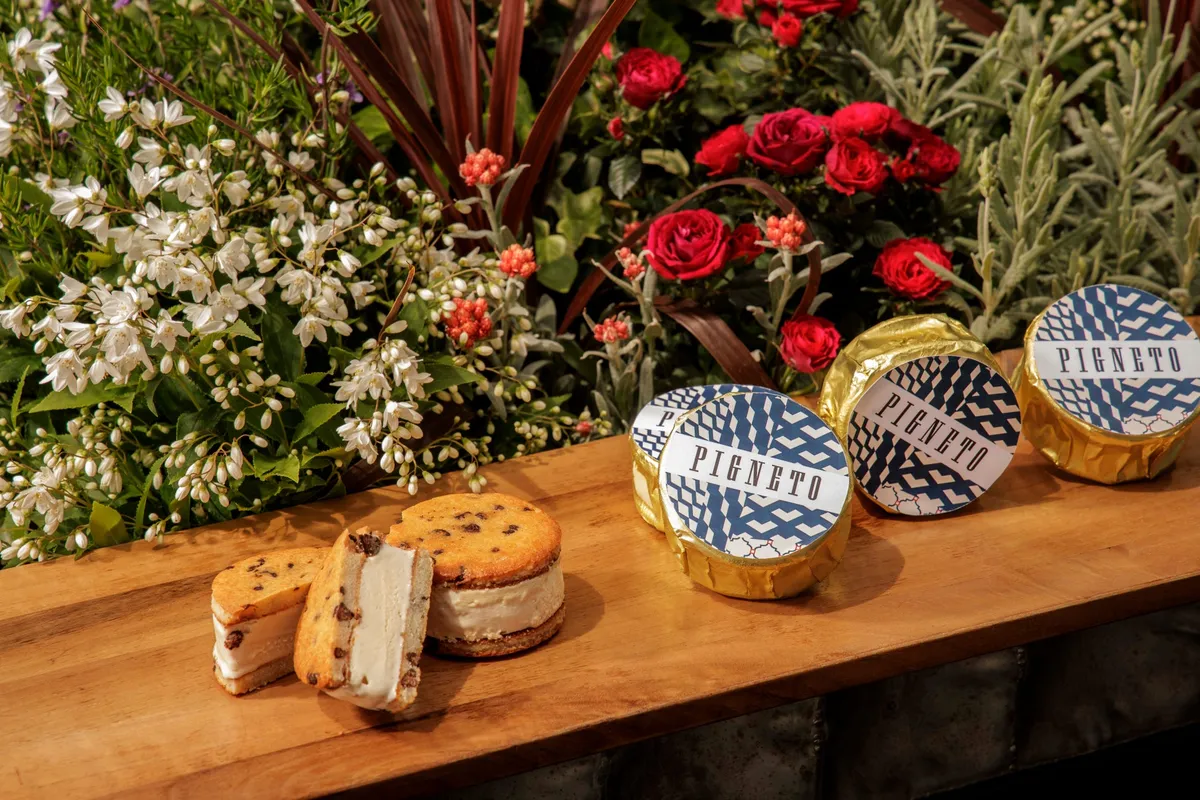 Cookie Sandwich Gelato presented at PIGNETO