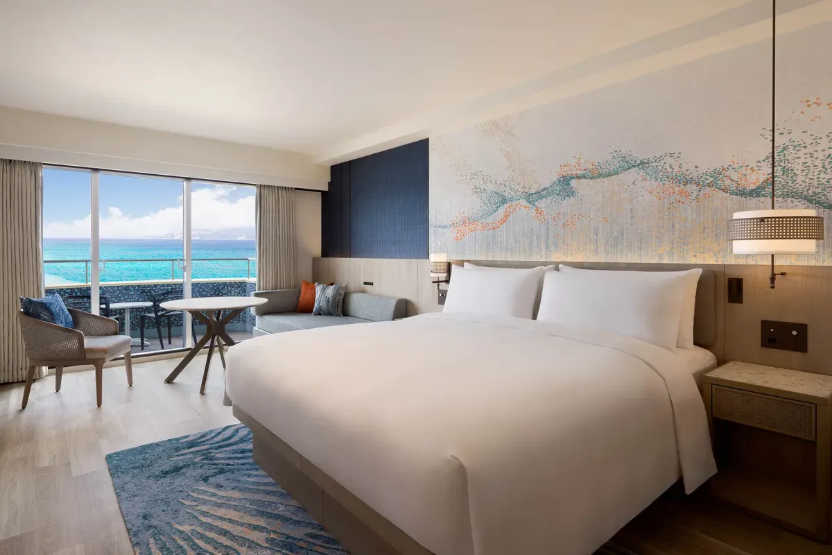 King guest room with contemporary design