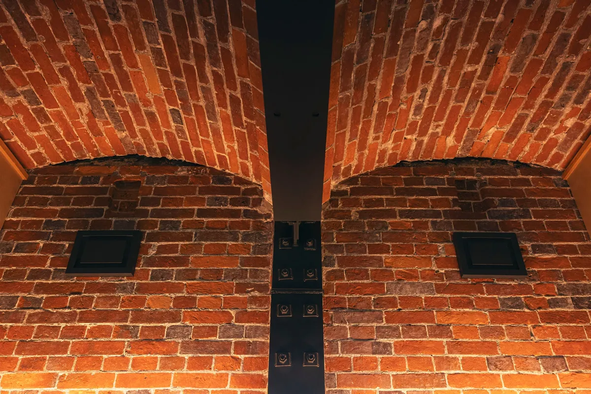 Detail of the vaulted brick ceiling and iron beams