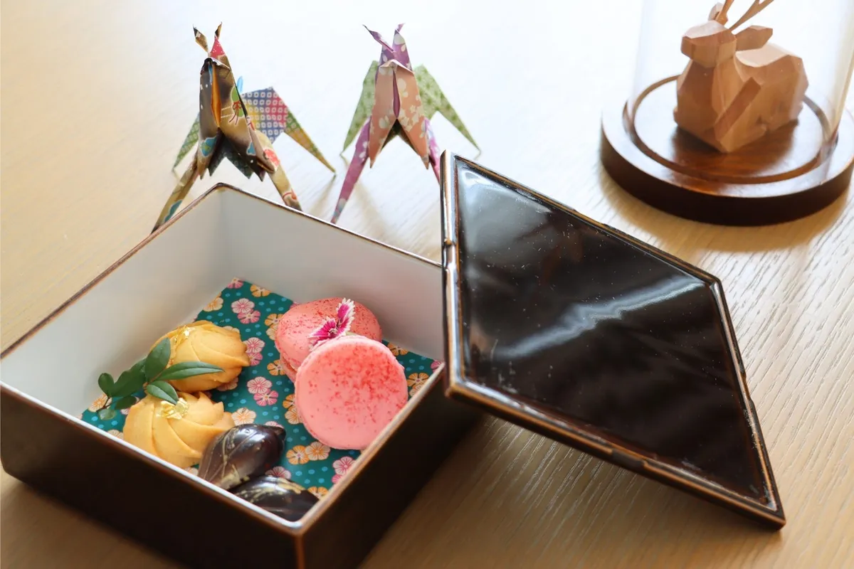 Welcome amenities in a lacquered box