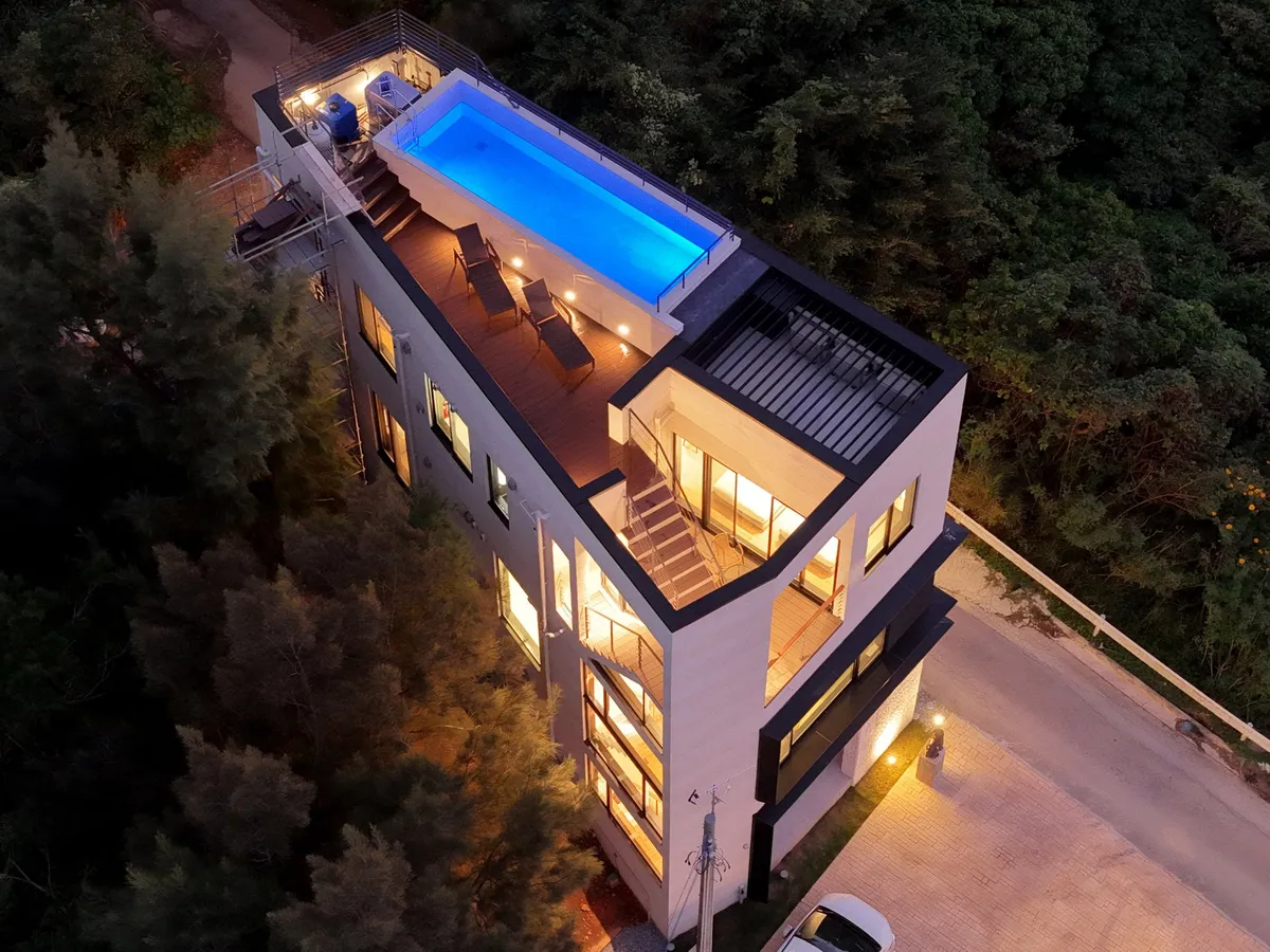 Rooftop pool at Villa FOREST.