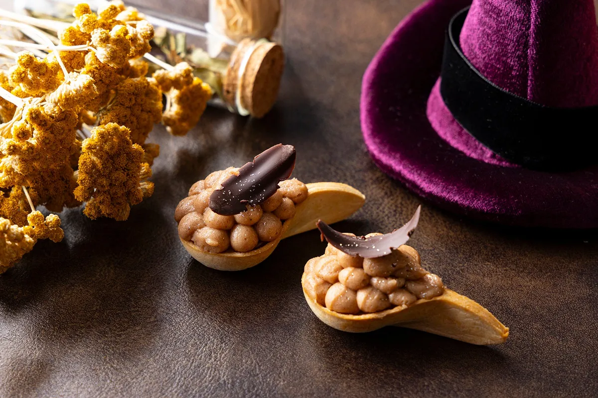 Wing-shaped chestnut cream treat
