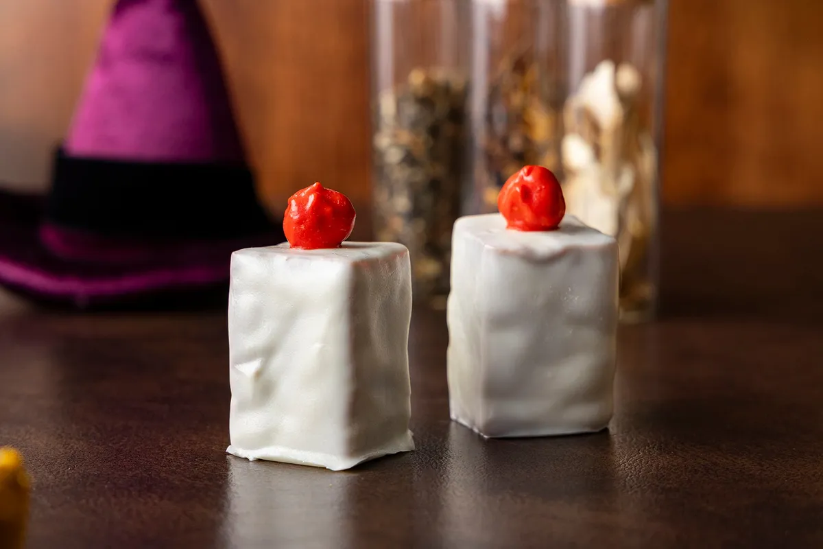 Gianduja muffins shaped like candles