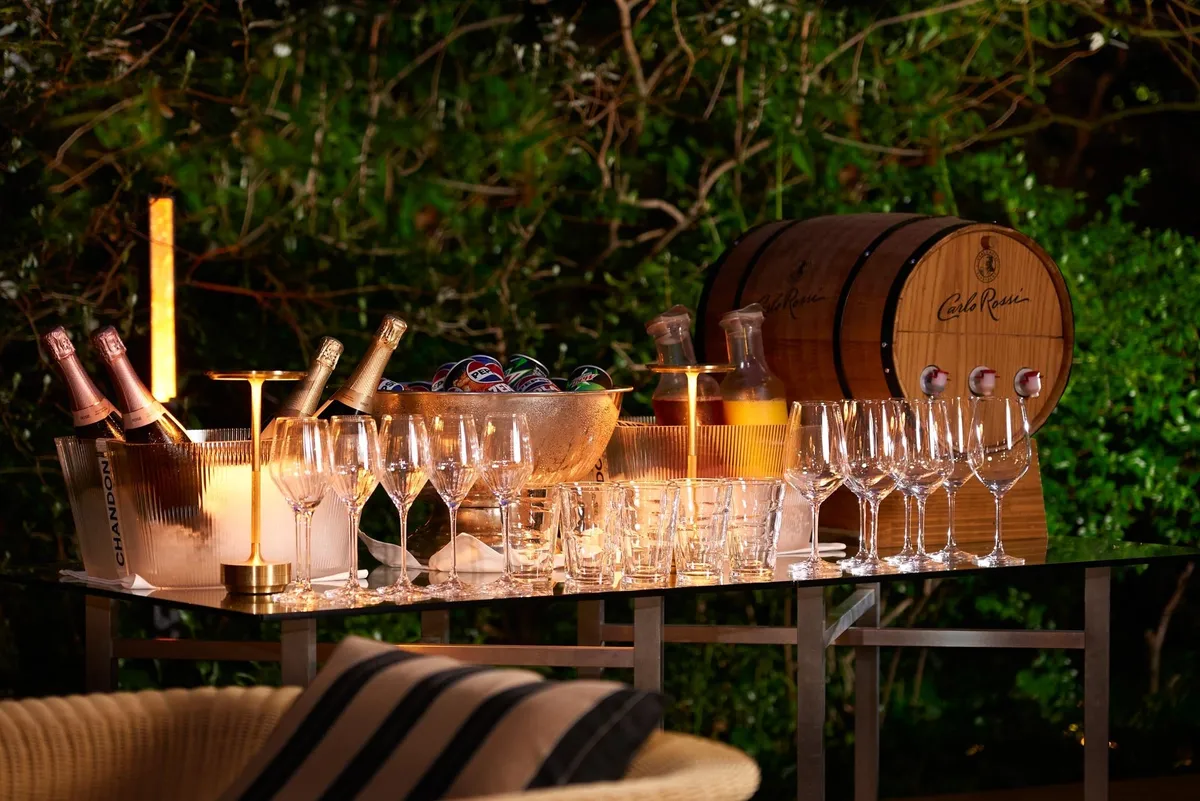 Beverage station with champagne
