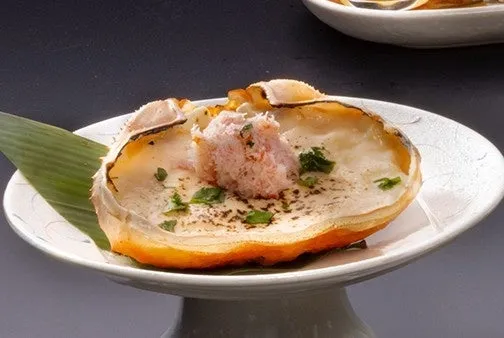 Crab shell gratin topped with shredded meat