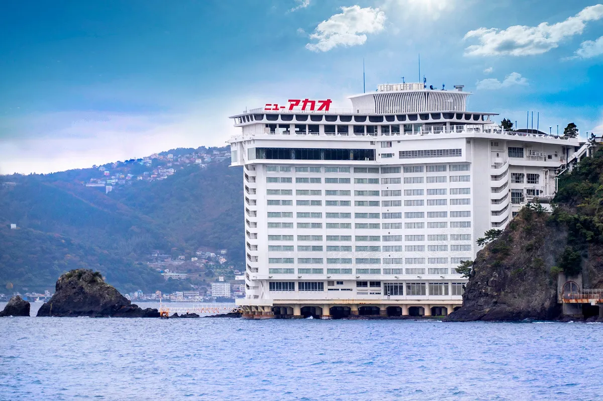 Hotel New Akao 矗立於熱海錦ヶ浦斷崖上的壯觀外型