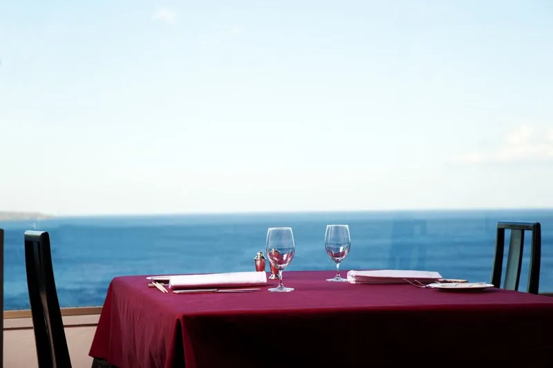 餐廳Four Seasons提供飽覽海景的優雅用餐環境