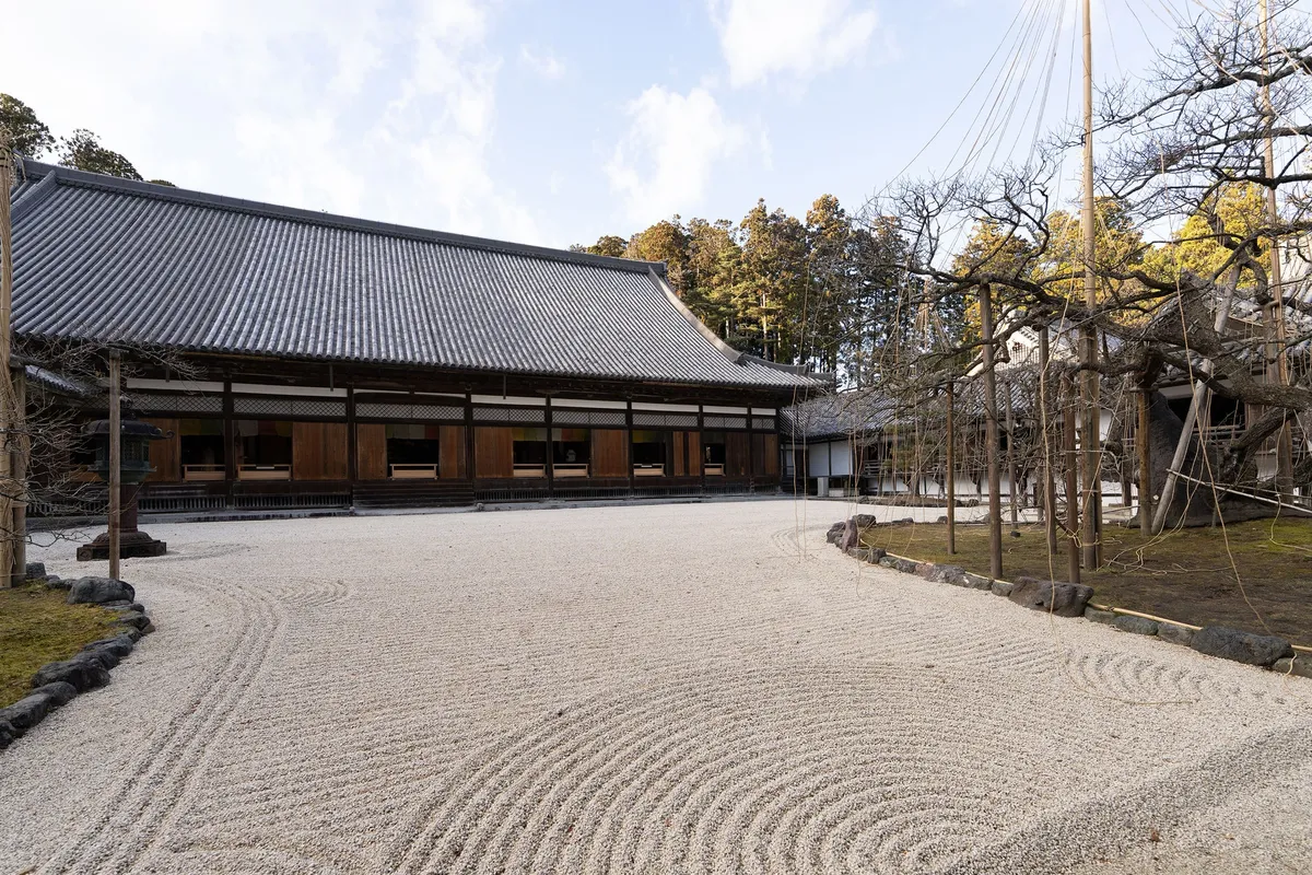 飯店周邊的傳統寺院與枯山水景觀