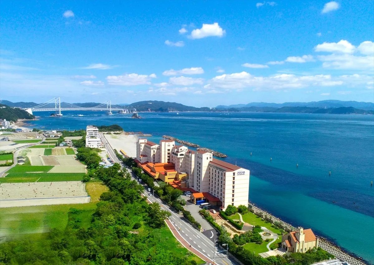 AoAwo 鳴門渡假飯店座落於鳴門海峽旁，能飽覽大鳴門橋景觀