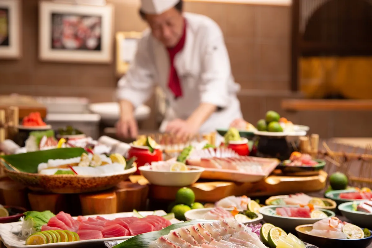 餐廳提供的鄉土料理自助百匯，能品嚐豐富的德島時令海鮮