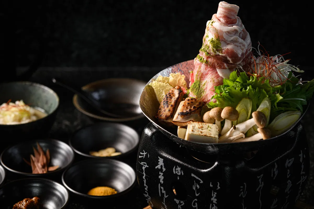 鹿兒島喜來登飯店推出的櫻島黑鍋，以肉片堆疊出櫻島火山壯麗景觀