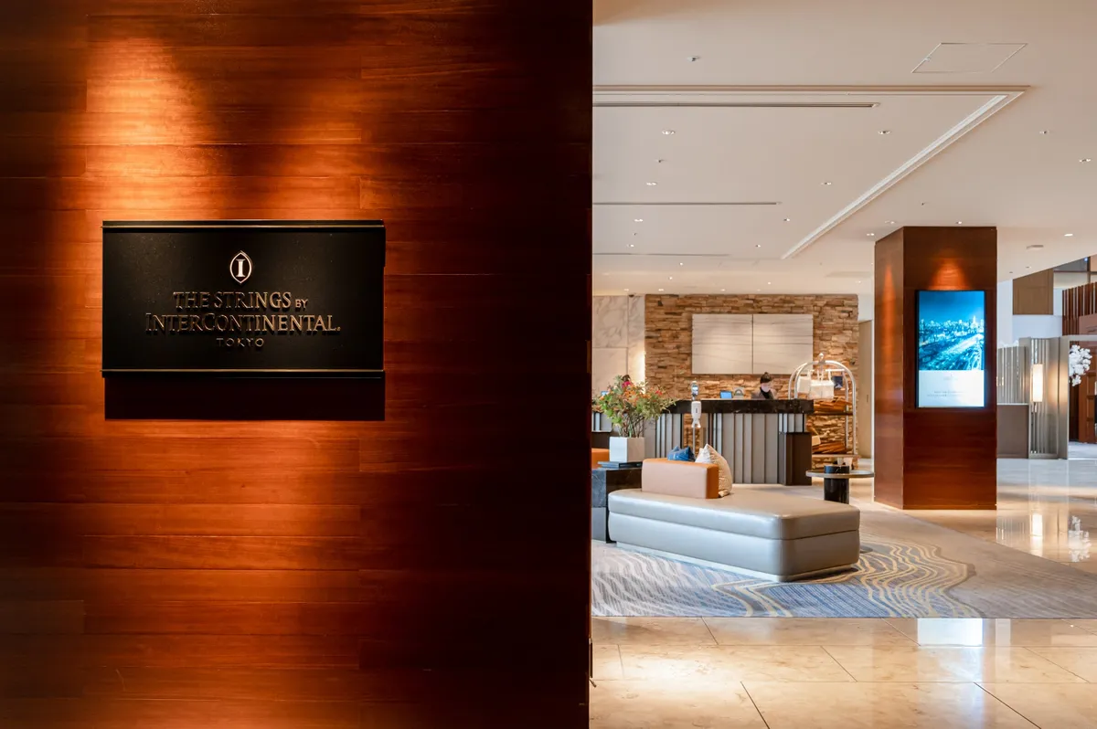 位於 26 樓的 Strings Hotel 東京洲際酒店大廳與餐廳入口