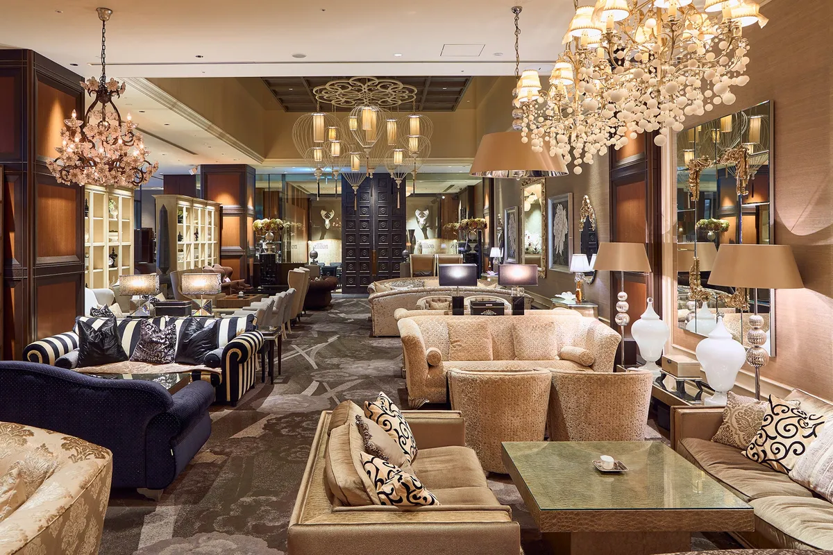 氣氛優雅華麗的 New York Lounge 內部空間