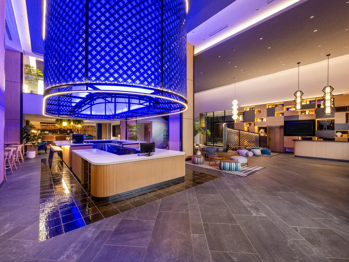 飯店一樓充滿現代設計感的 Social Lounge 空間