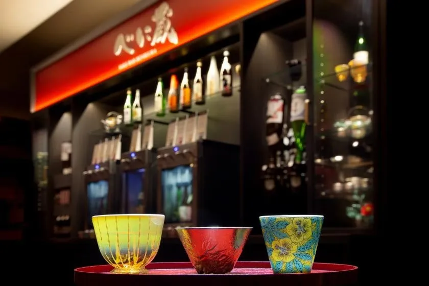 餐廳內的在地名酒櫃檯